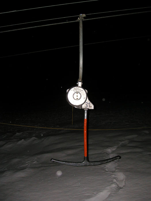 Mal was anderes: Kleiner Nachtspaziergang über die Pisten von Valtgeva, Februar 2004 ([url=http://www.jacomet.ch/themen/skilift/album/thumbnails.php?album=53]WSO SL-9H[/url])
