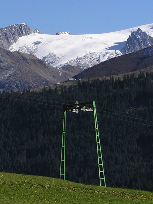 Stütze der 1. Sektion mit dem Medelser Gletscher
