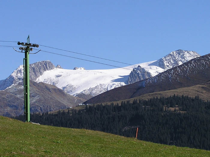 Stütze des Skiliftes Strem, Medelser Gletscher
