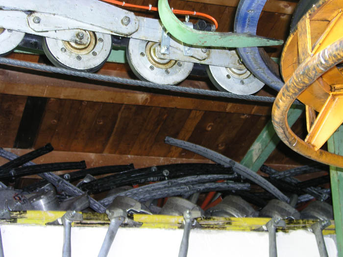 Hier oben hats noch einige WSO-Gehänge aus den 70ern (erste WSO-Hydrogehänge SL-9H vom Skilift Strem)
