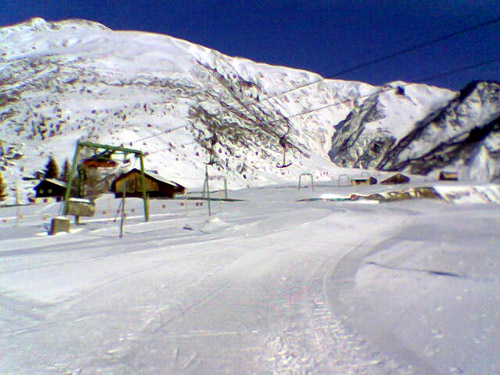 Ende Skilift Valtgeva, links der nicht mehr in Betrieb stehende Skilift Drun, Dezember 2005
