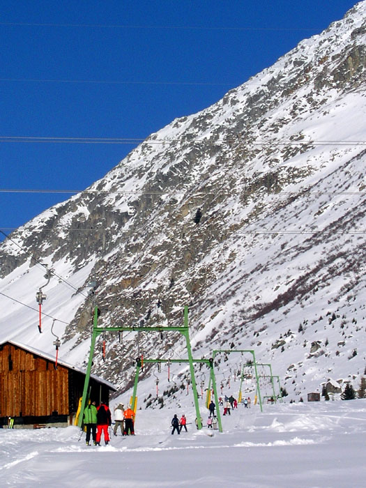 Valtgeva, Januar 2006 (Stützen unter ATEL-Hochspannungsleitung)
