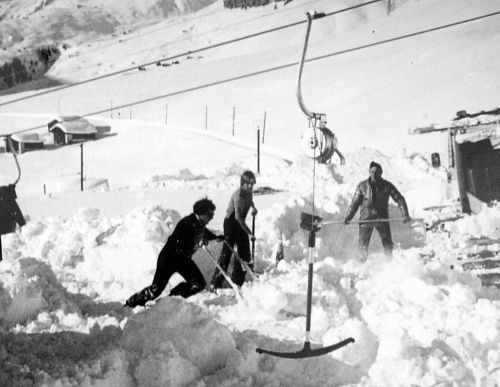 Ausgraben des Skiliftes Strem, ev. Ostern 1975 (Archiv Bergbahnen Sedrun)
