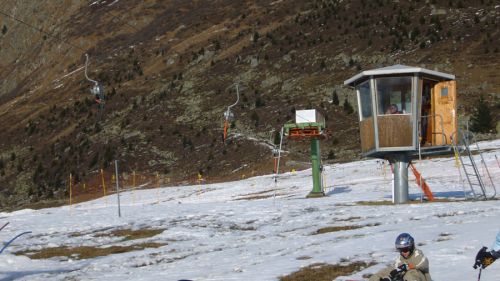 Bergstation Skilift Strem, von Cuolm Val [url=http://www.jacomet.ch/themen/skilift/album/displayimage.php?album=28&pos=190]im Sommer hierher geflogenes[/url] Wärterhäuschen
