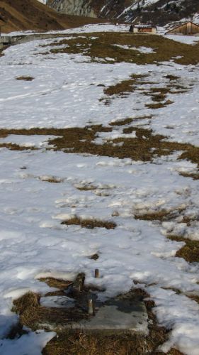 31. Dezember 2006, altes Stützenfundament für WSO-US50/70-Mast, Skilift Drun, demontiert Sommer 2006
