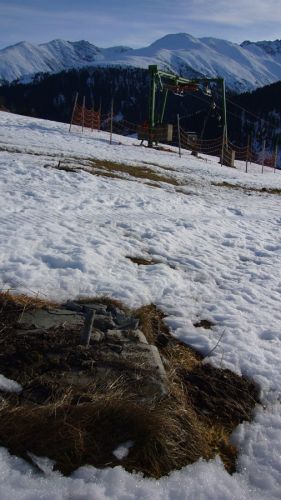 31. Dezember 2006, altes Stützenfundament für WSO-US50/70-Mast, Skilift Drun, demontiert Sommer 2006
