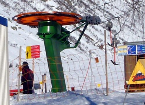 Neu eine freistehende Umlenkstation mit Antrieb - an sich wie vorher, nur ausserhalb des Gebäudes
