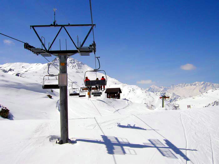 April 2006 (Calmut, im Hintergrund die Skilift-Bergstation)
