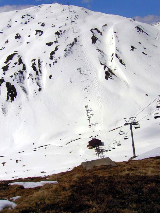 April 2006: Einer von noch zwei sichtbaren Betonsockeln [url=http://www.jacomet.ch/themen/skilift/album/thumbnails.php?album=29]des alten WSO-Skiliftes[/url] auf dem Weg nach Cuolm Val
