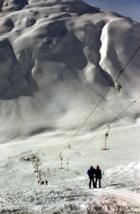 Erinnerungen an die Anfänge der Anlagen im Val Val: Skilift Val Val - Cuolm Val, ca. 1981. Der Lift steht heute in Wasen im Emmental.

