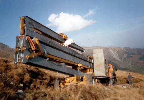 Bau der Sesselbahn Val Val - Cuolm Val, Sommer 1988: Transport eines Kranes (Archiv Bergbahnen Sedrun)
