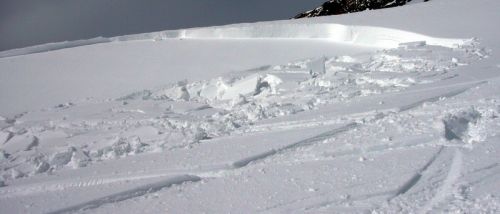 26. März 2008, spontaner Schneerutsch im Val Val (Ausgang Val da Stiarls von Cuolm Val her) bis fast auf die Piste
