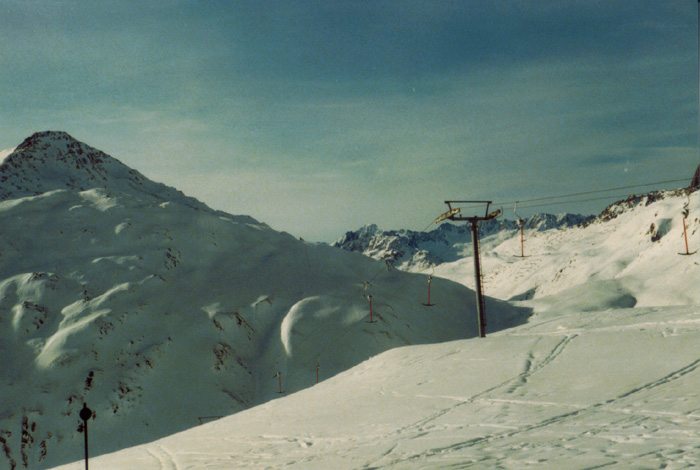Bergstation, Weihnachten 1983 - Der Skilift steht heute in Wasen im Emmental ([url=http://www.jacomet.ch/themen/skilift/album/displayimage.php?album=50&pos=20]Artikel dazu im "Bund" vom 26.2.1996[/url])
