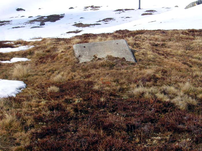 April 2006: Ex-Trassee und Betonsockel des alten Skilifts im Val Val immer noch sichtbar

