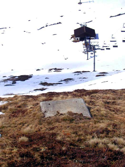 April 2006: Ex-Trassee und Betonsockel des alten Skilifts im Val Val immer noch sichtbar
