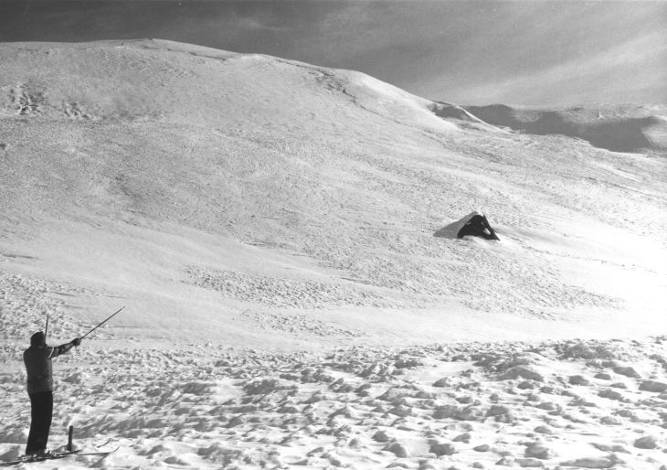 Vermutlich im Winter 1979: Erste Sondierungen, wo der neue Skilift gebaut werden könnte (Archiv Bergbahnen Sedrun)
