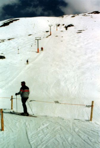 Bei der Talstation, Frühling 1986. Der Skilift fand einen [url=http://62.202.11.122/skiliftwasen/Skilift/index.html]neuen Platz in Wasen im Emmental[/url] - siehe auch [url=http://www.jacomet.ch/themen/skilift/album/displayimage.php?album=50&pos=20]Artikel im "Bund" vom  26.2.1996[/url]
