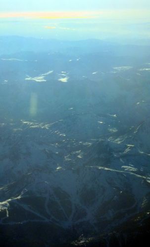 Skigebiet, vermutlich Gegend von Briançcon? Hinten glänzt das Meer in der Abensdonne.
