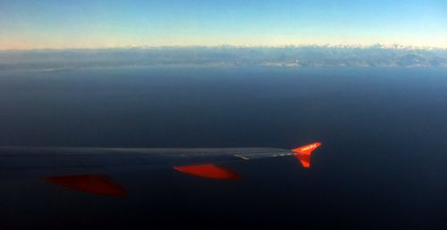 Die A319 baut über dem Meer Höhe ab, die Alpes Maritimes kommen ins Blickfeld
