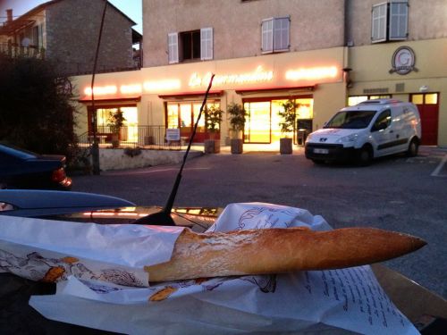 Der erste Bissen eines frischen Baguette ist immer der beste... Einkaufen fürs Abendessen in Fayence, in Bern ists -4 Grad, hier immer noch 14 Grad
