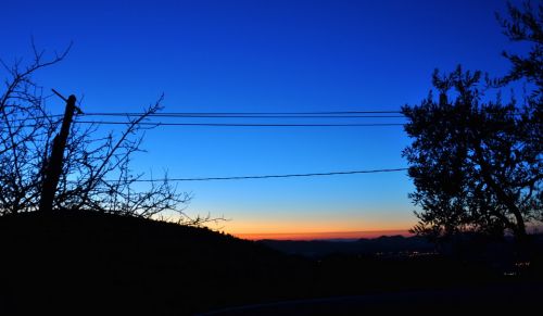 Korsika und das Esterel-Massiv im Morgenrot im Quartier Le Cuinier (noch schönere Fotos von Koriska vom Festland aus [url=http://www.nice-image.com/photos-banque-dimages-illustrations/photos-de-corse/corse-vue-du-continent]hier[/url])
