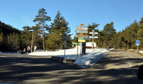Links gehts zum Skilift, rechts zum Sessellift La Moulière (gehört zum gleichen Skigebiet Audibergue)
