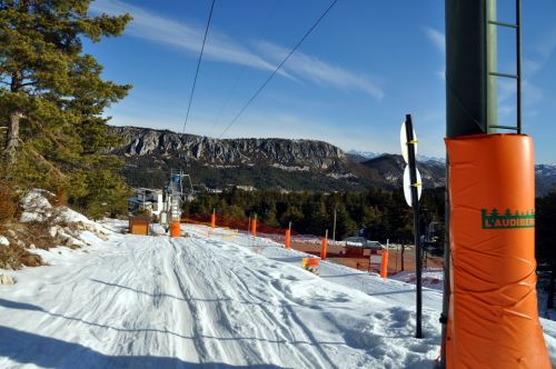 Der Skilift ist von [url=http://fr.wikipedia.org/wiki/GMM]Gimar Montaz Mautino (GMM)[/url]
