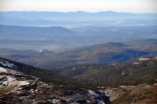 Das Pays de Fayence, hinten das Massif des Maures
