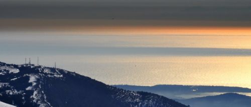 Korsika ist derzeit schlecht sichtbar, aber wenn man weiss, wo gucken, sieht man die Insel 
