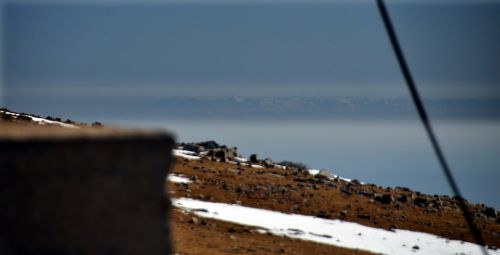 Korsikas Schneeberge hinter dem Spanngewicht des Téléski de l'Aups (am Nachmittag), 23. Februar 2012
