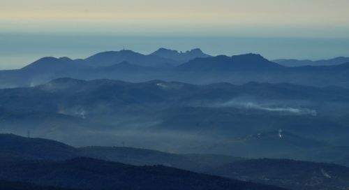 Mottfeuer vor dem [url=http://de.wikipedia.org/wiki/Esterel_%28Gebirge%29]Esterel-Massiv[/url]
