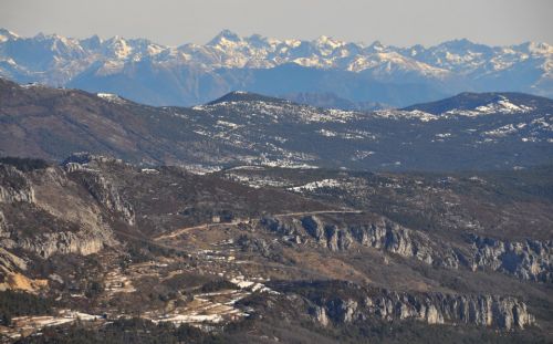 Hinten die Alpes Maritimes, vorne die ersten Voralpenhügel zwischen Meer und Mercantour
