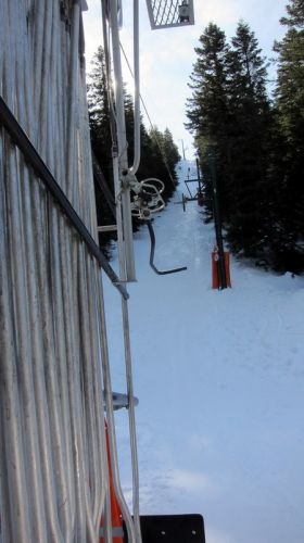 Der Lift wirft selbst geübte Fahrer schier ab beim Start - ich habe auch 3 Tage später noch Rückenweh vom Zwick, den's mir gegeben hat.
