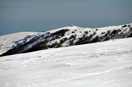 Laut Wikipedia: "Le radar de l'aviation civile sur le Haut-Montet" (zwischen Caussols und Le Bar sur Loup)
