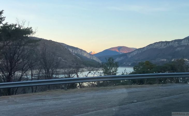Anfahrt ins Val d'Allos, Lac de Castillon, 31. Januar 2024
