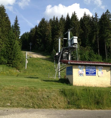 Téléski / Skilift Mouthe, Juni 2014, siehe [url=http://www.otmouthe.com/page.php?page=5#_ski_alpin]hier[/url] 
