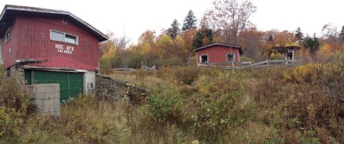 Liegt direkt an der Hauptstrasse (Route 9) zwischen Wilmington und Brattleboro, Vermont
