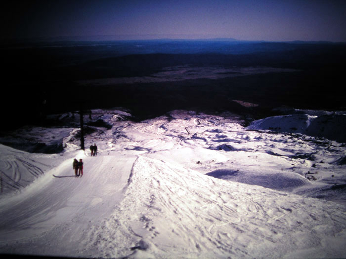 Skilift in Whakapapa (31.8.1993) - hier hatte es in den 1960ern übrigens eine mit [url=http://www.jacomet.ch/themen/skilift/album/index.php?cat=6]Cungieri[/url] baugleiche Müller-Sesselbahn, [url=http://www.alpinforum.com/forum/viewtopic.php?p=265540#265540]Links dazu in diesem Forum[/url]
