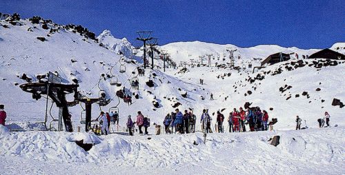 Detail aus der obigen Postkarte - der alte [url=http://www.jacomet.ch/themen/skilift/album/thumbnails.php?album=141]Rock Garden Chairlift (GMD, 1954)[/url] ist als Zweiersesselbahn erkennbar
