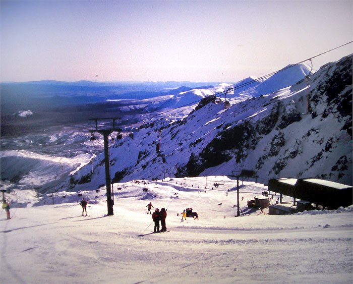 Skigebiet Whakapapa (31.8.1993) - hier riechts immer ein wenig nach Schwefel in der Luft. Super, auf einem Vulkan Ski fahren...
