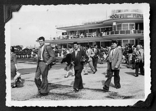 Gerhard Müller (links) und Fritz Schmutz (Mitte) auf dem langen Flug nach Neuseeland Mitte 1950er-Jahre (alle Inhalte dieses Albums: Archiv Fritz Schmutz / all images in this album: Archives Fritz Schmutz) - [url=https://www.legacy.com/obituaries/dailycamera/obituary.aspx?n=fritz-schmutz&pid=193443157&fhid=6452]Fritz Schmutz, geboren am 22. Mai 1931, starb in Colorado am 9. Juli 2019[/url].
