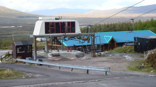 Glencoe, Mai 2007: Fix geklemmte 2er-Sesselbahn von Doppelmayr
