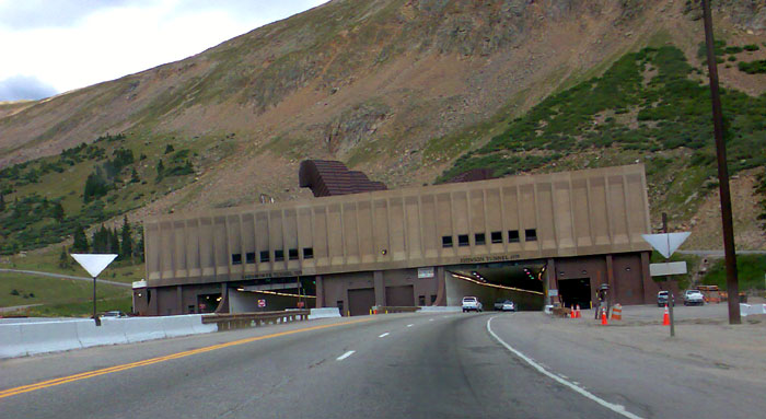 Das kleine [url=http://www.coloradoskihistory.com/lost/st_marys.html]ehemalige Skigebiet Saint Mary's[/url] liegt - von Vail/Westen her kommend - hinter dem [url=http://www.dot.state.co.us/Eisenhower/description.asp]Eisenhower Tunnel[/url], dem höchstgelegenen Strassentunnel der Welt (3400m)
