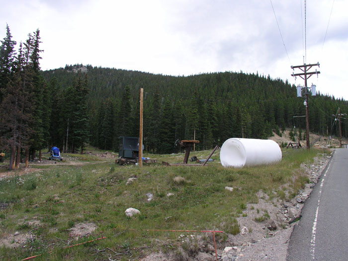 ...und plötzlich liegt - kurz vor der Siedlung Alice, die mehrheitlich aus Ferienwohnungen besteht - der WSO-Skilift vor uns, er wird allerdings gerade demontiert (Stand 18.8.2006)... Glück gehabt!
