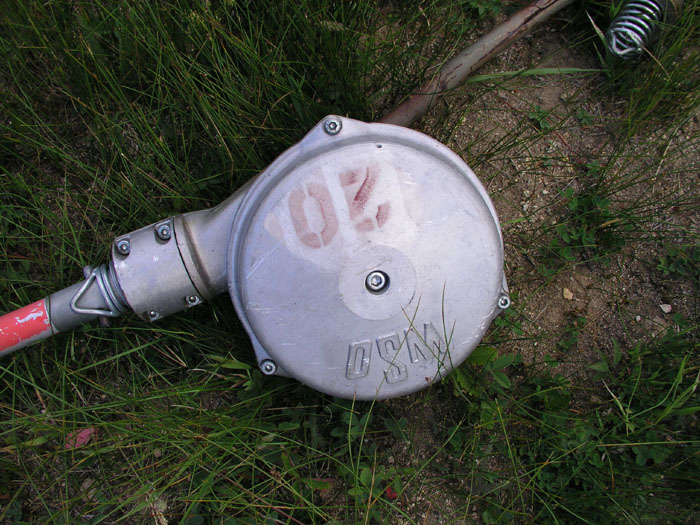 Die [url=http://www.jacomet.ch/themen/skilift/album/thumbnails.php?album=52]SL-9-Gehänge[/url] sind teils in einem erstaunlich guten Zustand - der Lift stand immerhin vermutlich über zwei Jahrzehnte still, während die Bügel am Lift hingen...
