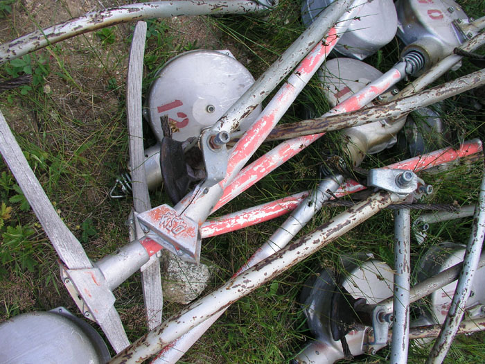 Ein schlimmer Anblick... interessant: Die Griffe wurden, nachdem der Plastik wohl abgefallen war, rot angesprayt. Damals waren noch Holz-Sitze "in" - mit der vermutlich früher [url=http://www.jacomet.ch/themen/skilift/album/thumbnails.php?album=44]von Theo Brunner entworfenen und später von WSO verwendeten Hülse[/url]
