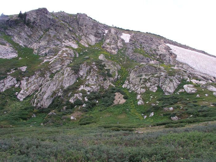 Unfassbar, dass hier ein kleiner Gletscher bzw. Firn überleben konnte - OK, wir sind auf 3000m oben, und die Exposition des Hanges ist ideal. Die Sommerki-Idee könnte nach schneereichen Wintern also durchaus wahr werden - [url=http://www.stmarysglacier.com/images/alicehistory_lg_ski.jpg]am 4. Juli 1939[/url] fand hier z.B. ein Skirennen statt.
