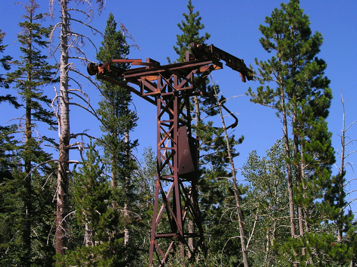Definitiv LSAP... zwischen Mt Rose und Sky Tavern steht plötzlich das Ding links neben der Strasse! Leider liess sich ansonsten nichts finden. [url=http://www.mtrose.com/info/history.php]Diese Website[/url] liefert aber alles, was man dazu wissen muss! Der Sessellift hiess "Ringer Chair".
