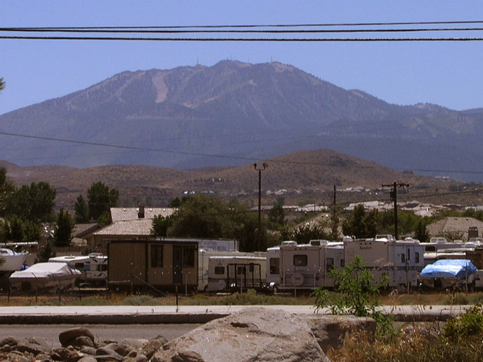 Mt Rose aus der Ebene vom Highway 395 aus gesehen (August 2006)
