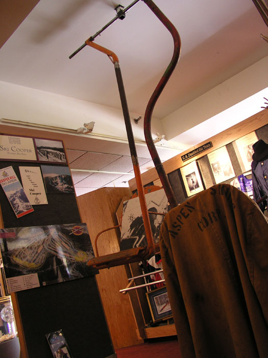 Colorado Ski Museum: Sessel aus der Anfangszeit (ca. 1946)
